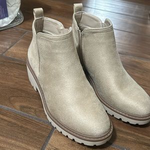 Pierre Dumas Bootie. Danielle-3 wheat colored size 7